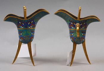 VINOFFERBÄGARE, ett par, cloisonné, Kina. 1900-tal.