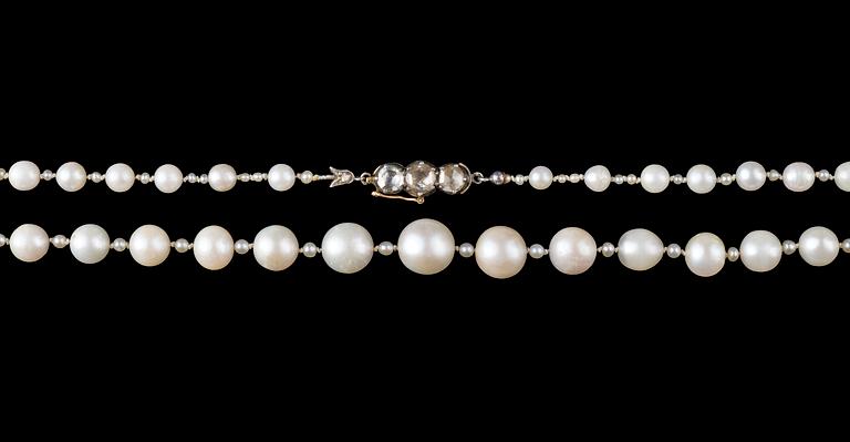 A natural fresh water pearl necklace, 1930's.