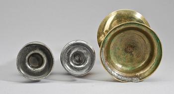 LJUSSTAKE SAMT SOCKERRUSKOR, ett par, mässing resp tenn, 1700/1800-tal.