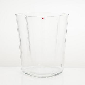 Alvar Aalto, a '3032' vase signed Alvar Aalto.
