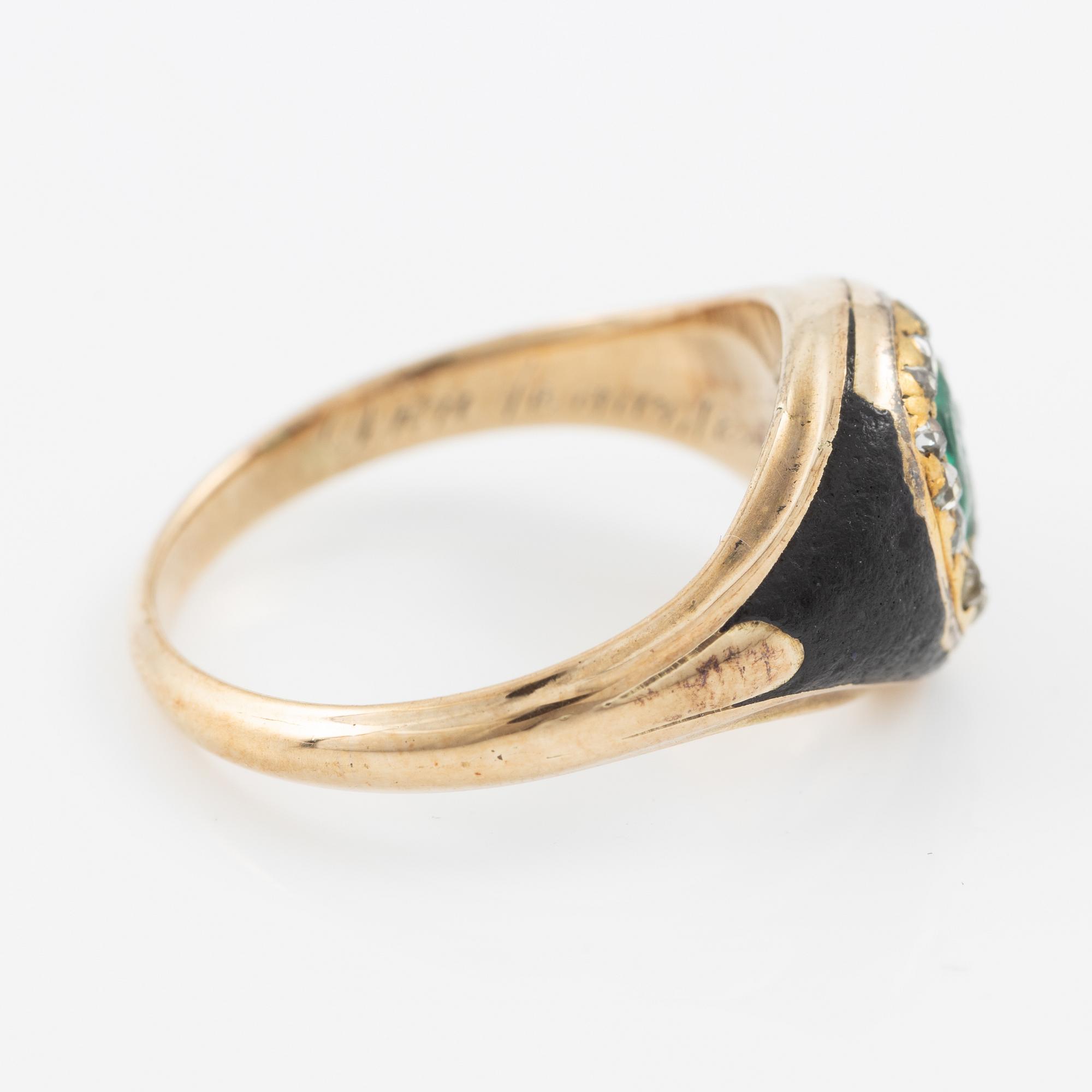 Ring, gold and black enamel with an emerald and rose-cut diamonds. Around the turn of the 20th century.