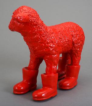 WILLIAM SWEETLOVE, skulptur, plast/konstmaterial "Cloned lamb with boots", signerad och numrerad 99/100.