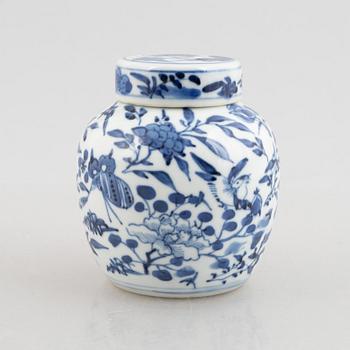 A Chinese blue and white pot with lid, Qing dynasty, 19th century.