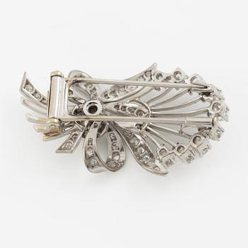 Brooch/clip 18K white gold set with round brilliant-cut and eight-cut diamonds.