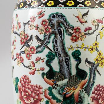 A Chinese porcelain vase, late Qing dynasty, circa 1900.