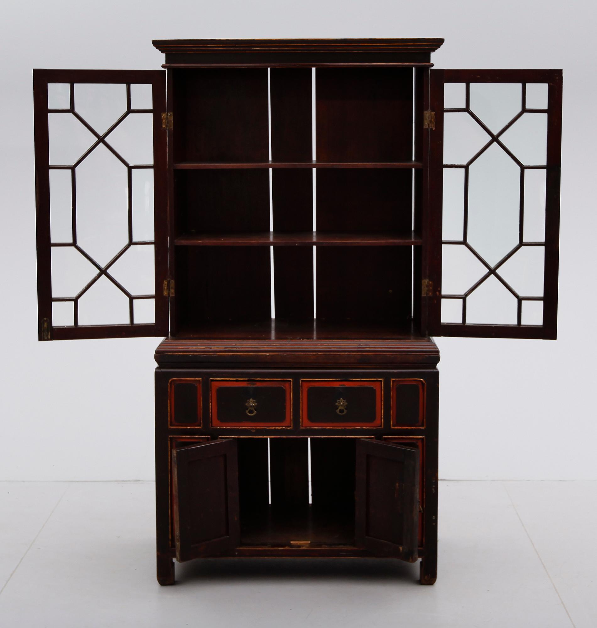 VITRINSKÅP, orientaliskt, omkring år 1900.