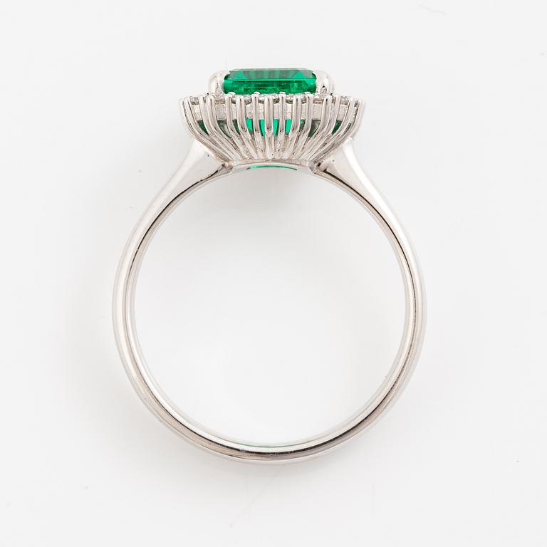 Ring 18K white gold with synthetic emerald and brilliant-cut diamonds.