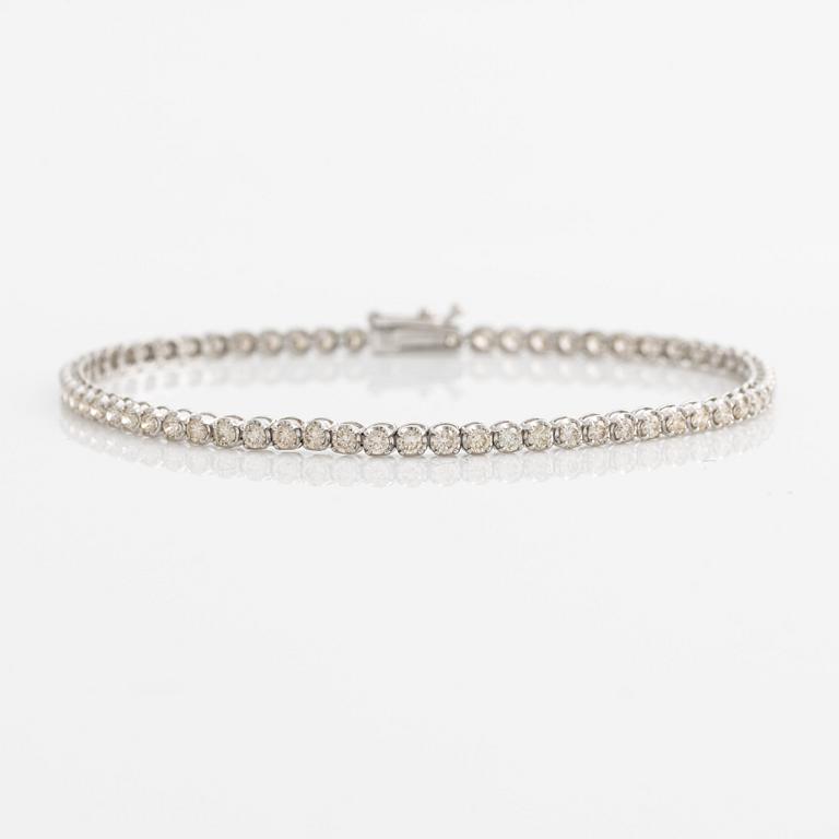 Tennis bracelet 18K white gold with round brilliant cut diamonds.