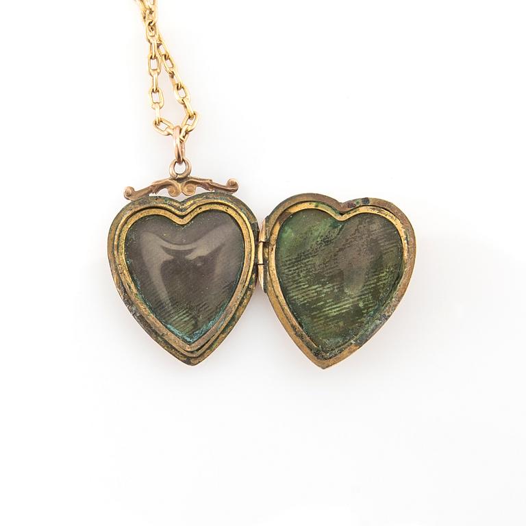 Halsband 18K guld med en berlock 9K guld i form av ett hjärta.