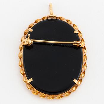 An 18K gold brooch with a cameo in ceramics/paste.