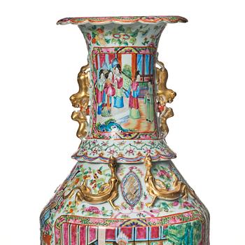 A large Canton famille rose vase, Qing dynasty, 19th Century.