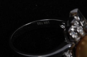 RING, 18k vitguld med briljanter, 0.38 ct enligt gravyr, och gul pärla. Tot 8 g.