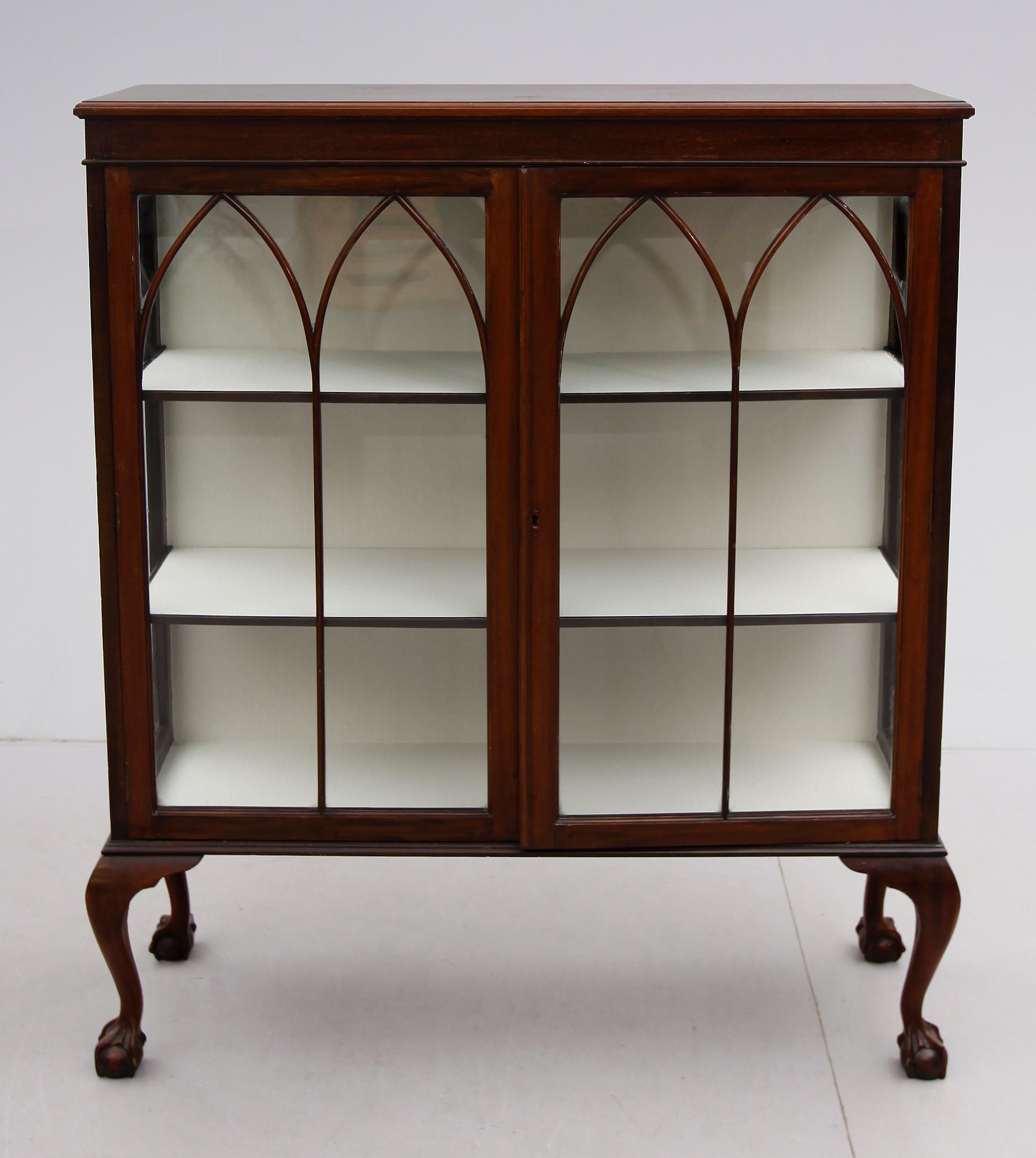 VITRINSKÅP, England, 1900-talets första hälft.