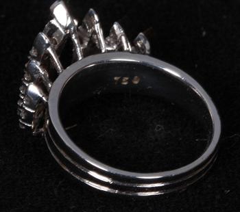 RING, 18k vitguld, diamanter och safir. 0.33 ct resp 1 ct. Tot ca 7 g.