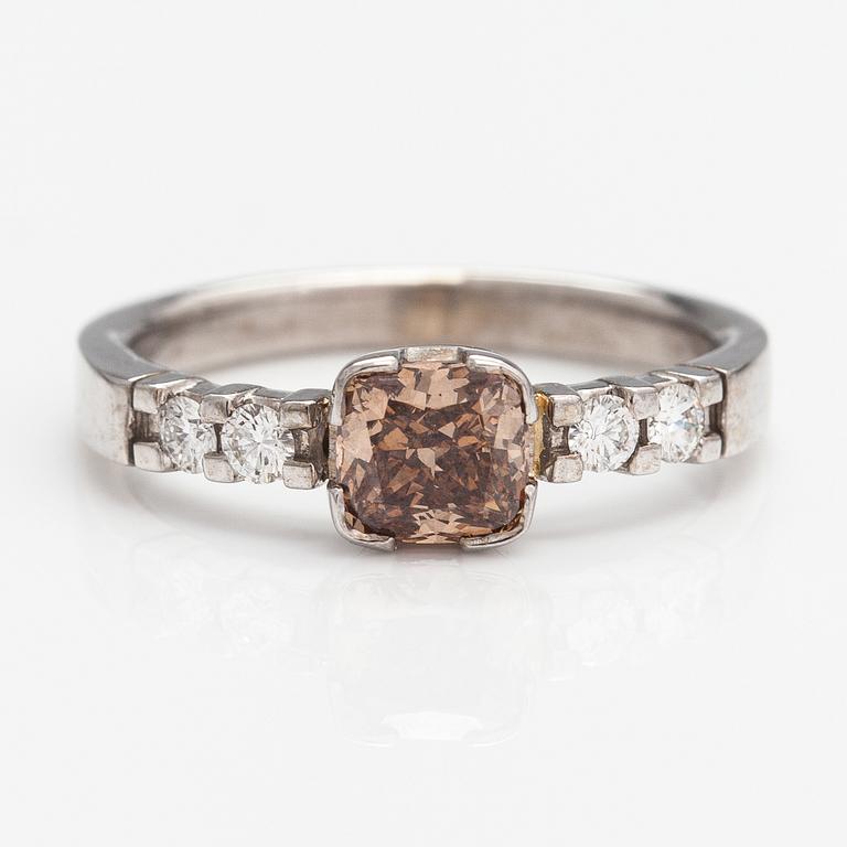 Sormus, 14K valkokultaa, timantteja n. 1.14 ct yht. Kultakeskus, 2004.