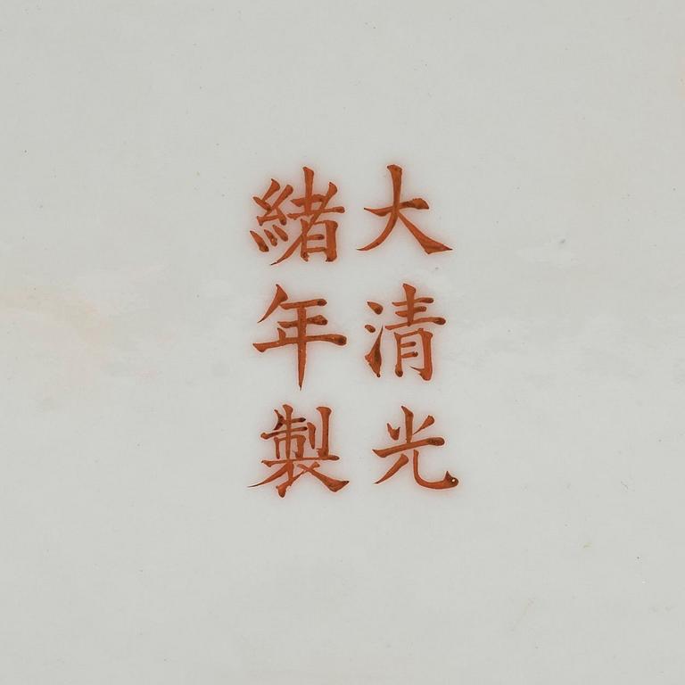 SKÅLFAT, porslin. Qingdynastin med Guangxus sex karaktärers märke och period (1875-1908).