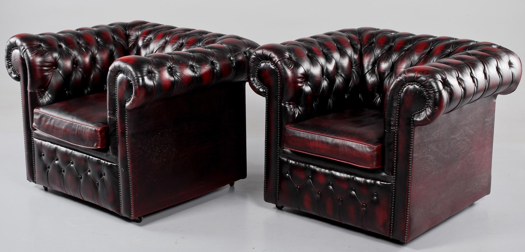 FÅTÖLJER, ett par, Chesterfield-modell, 1900-talets andra hälft.