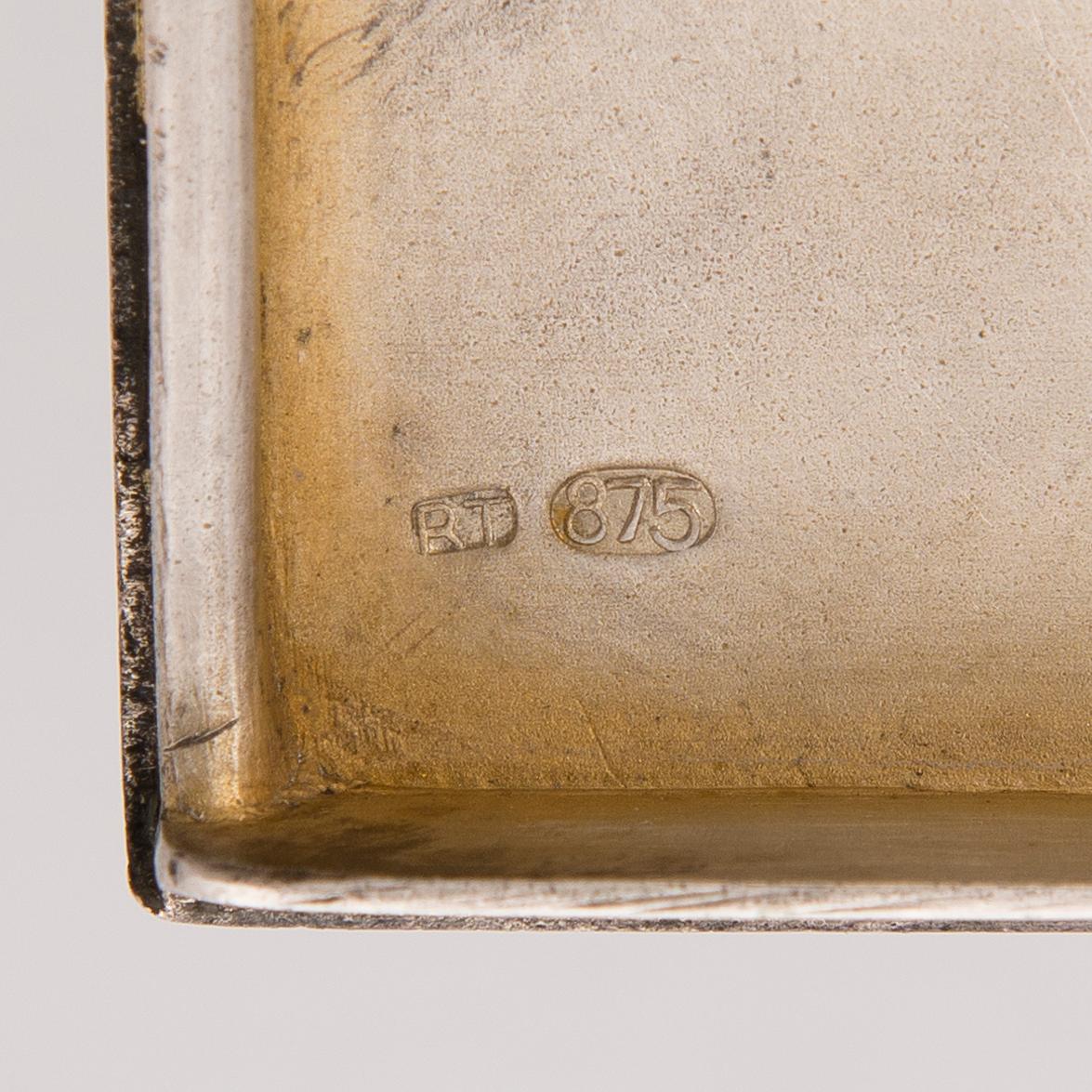 A cigarette case in silver (875) and gold, early 20th Century.