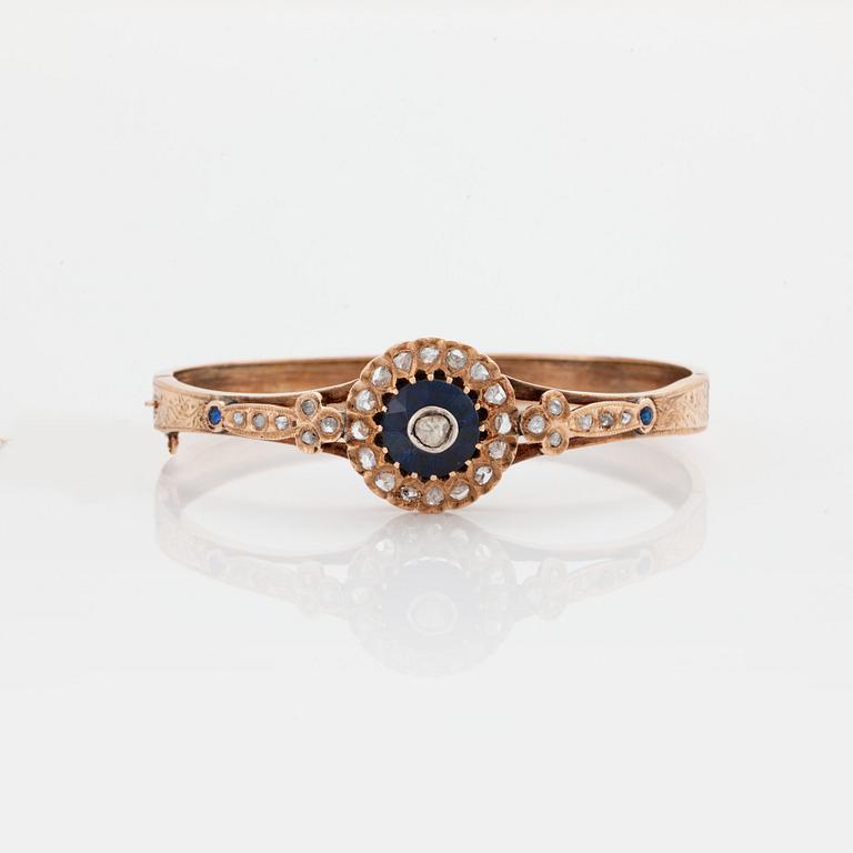 ARMRING med blått glas och rosenslipade diamanter.