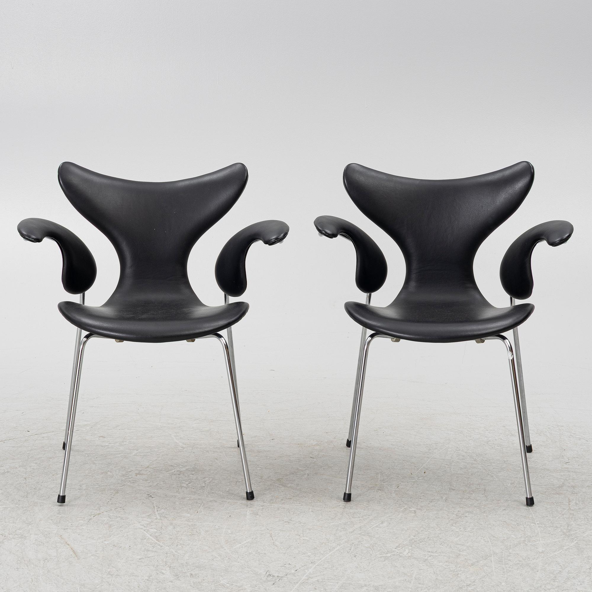 Arne Jacobsen, Armchairs a pair, "The Seagull/Lily" Fritz Hansen, 1970 and 1973.