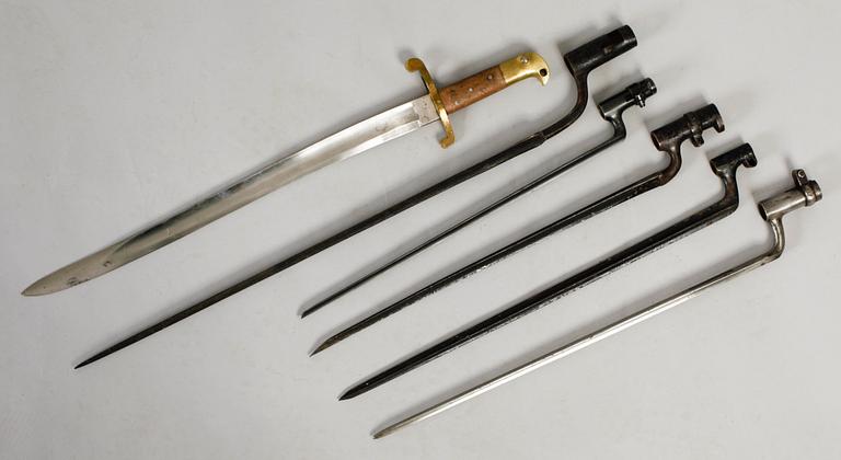 VÄRJA OCH BAJONETTER 5 st, 1800-tal.