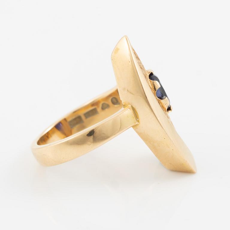 Ring 18K gold with blue-purple stone.
