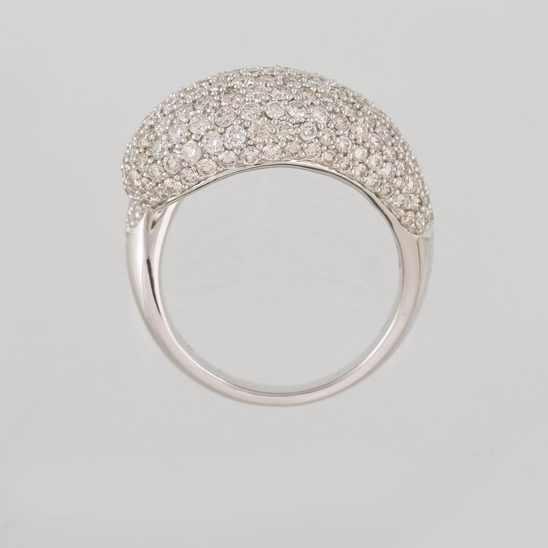 RING, 18K vitguld med 259 briljantslipade diamanter, 3.50 ct. Vikt 11,3 gram.