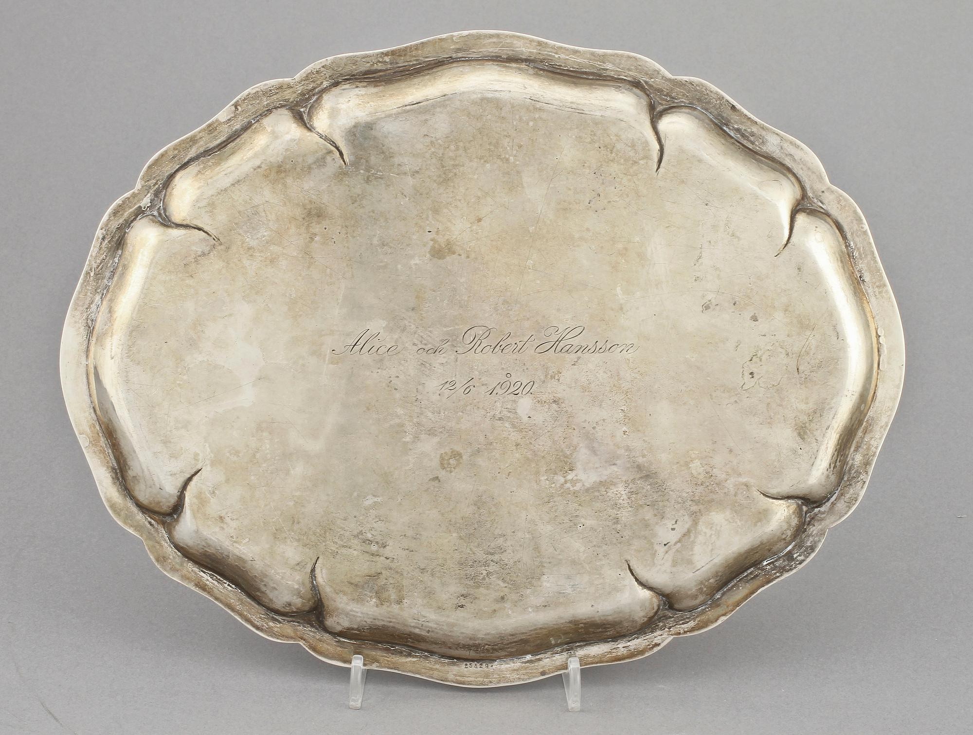 BRICKA, silver, C G Hallberg, Stockholm, 1920. Vikt 455 g.