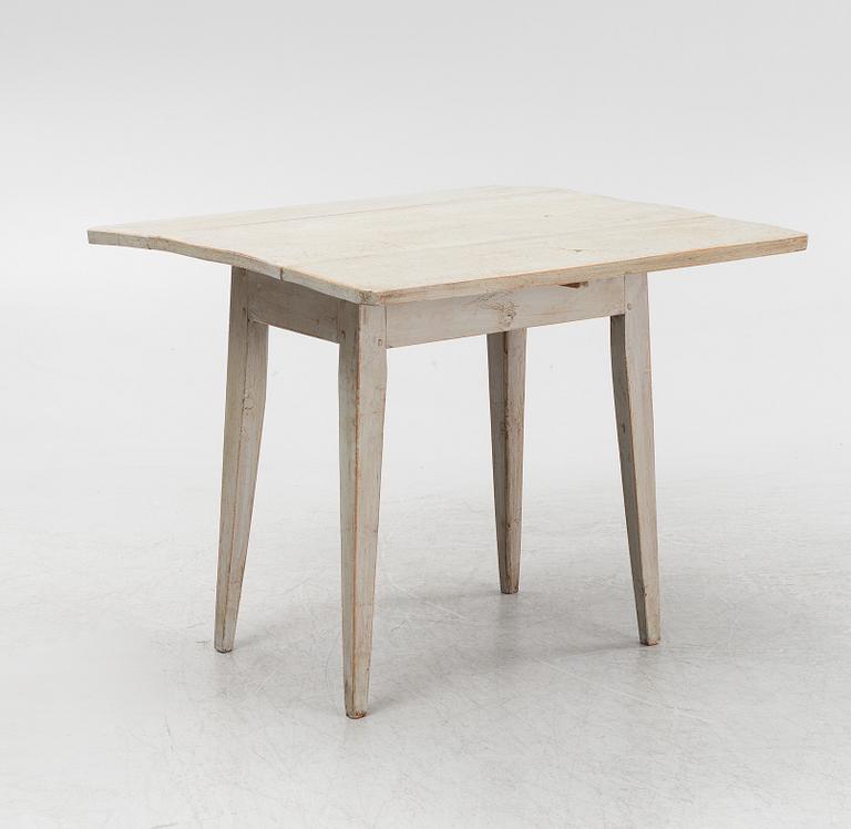 A drop-leaf table, 19th century.