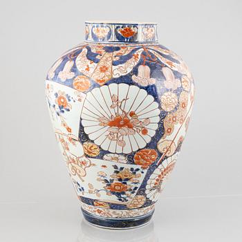A large Japanese imari porcelain urn, Meiji (1868-1912).