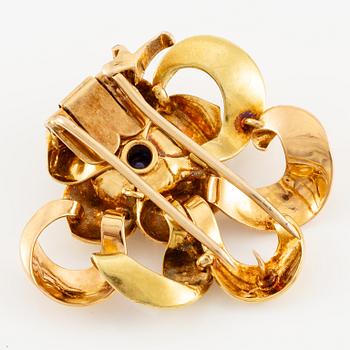 A W.A. Bolin brooch 18K gold with a cabochon-cut sapphire and rose-cut diamonds, Stockholm 1942.
