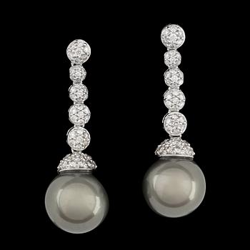 1196. A pair of cultured Tahitit pearl, 11 mm, and brilliant cut diamonds, tot. 0.72 cts.