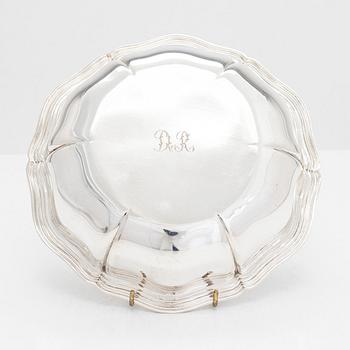 Uppläggningsfat, 4 st, och skålar, 2 st, silver, svenska, danska och finska stämplar 1918-1948, samt försilvrad coaster.