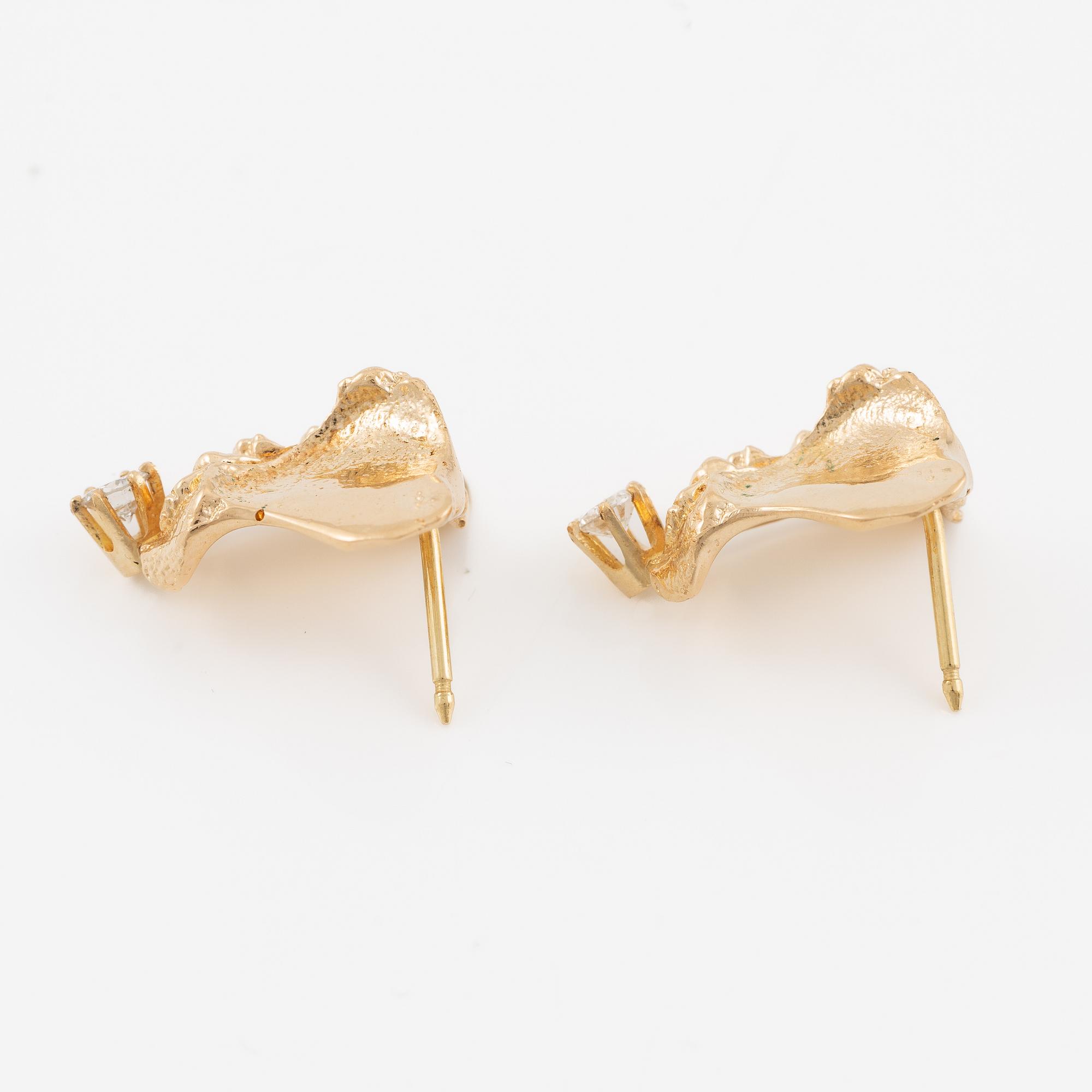 Örhängen 18K guld med briljantslipade diamanter.