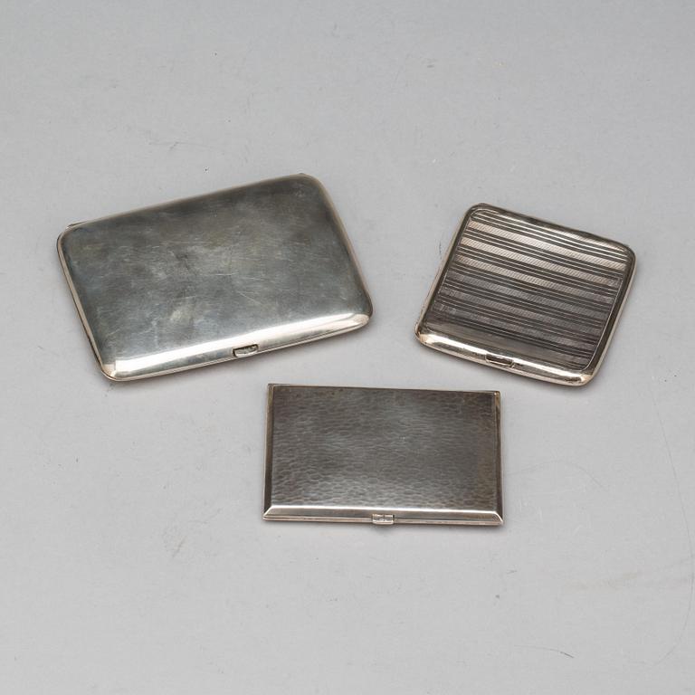 CIGARETTETUI, 3 ST, SILVER. IMPORTSTÄMPLAR samt ENGLAND . VIKT CA 360 G.