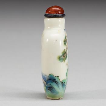 A fine porcelain snuff bottle, Qing dynasty with seal mark in red.