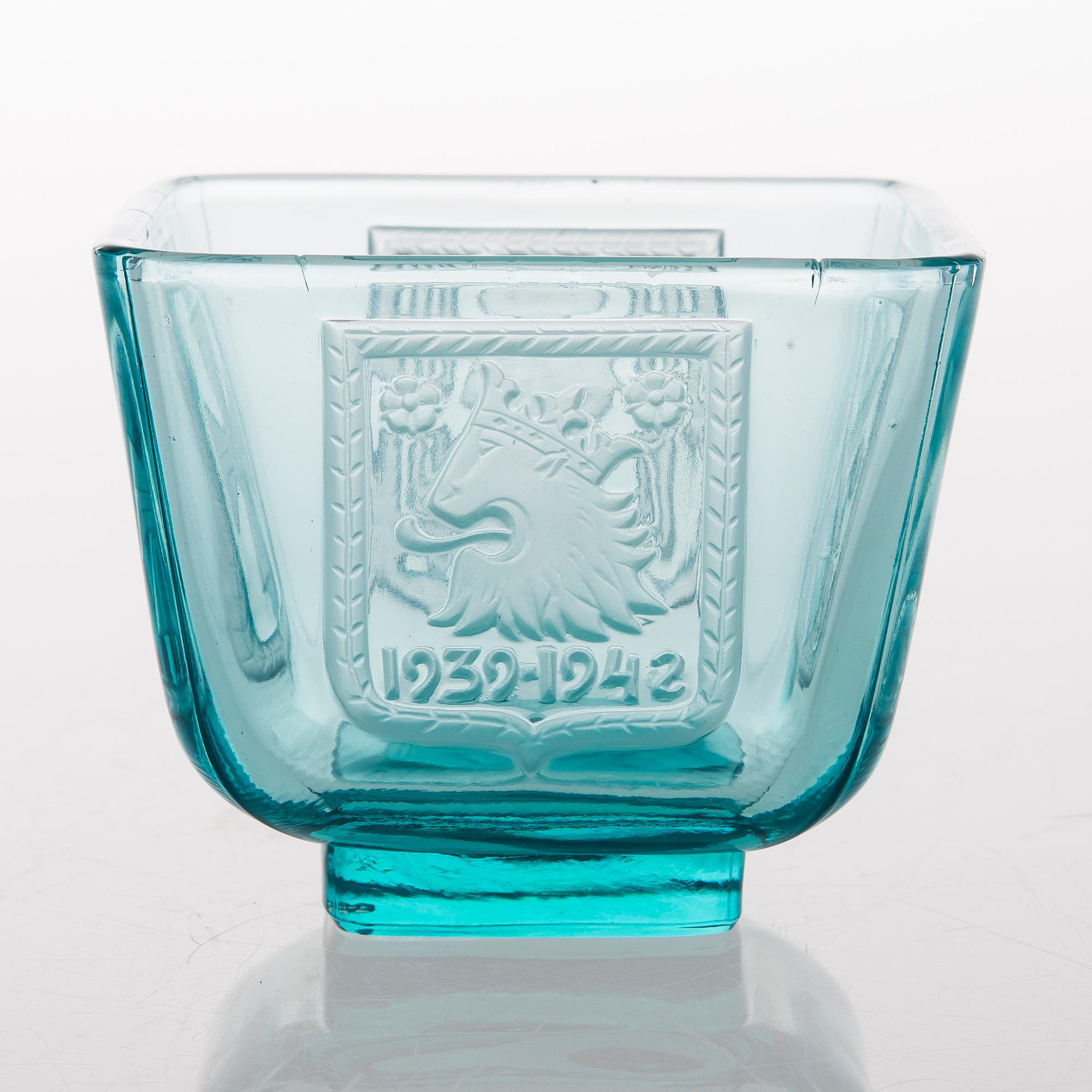 A glass bowl, "Mottimalja" 1939-1942 Riihimäki Lasi Oy.
