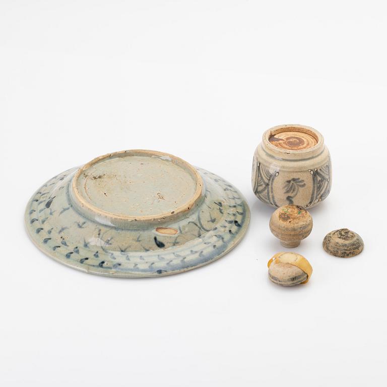 A group of porcelain, 4 pieces, China, Ming Dynasty (1368–1644).