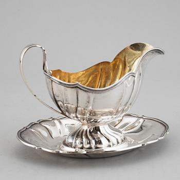 A parcel gilt rococo style sauce boat, maker's mark DAvid Andersen & Co, Stockholm, 1911.