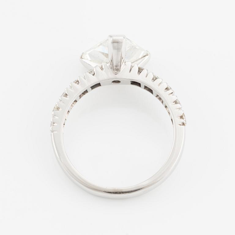 Ring with a triangular-shaped diamond, approx. 2.37 ct.
