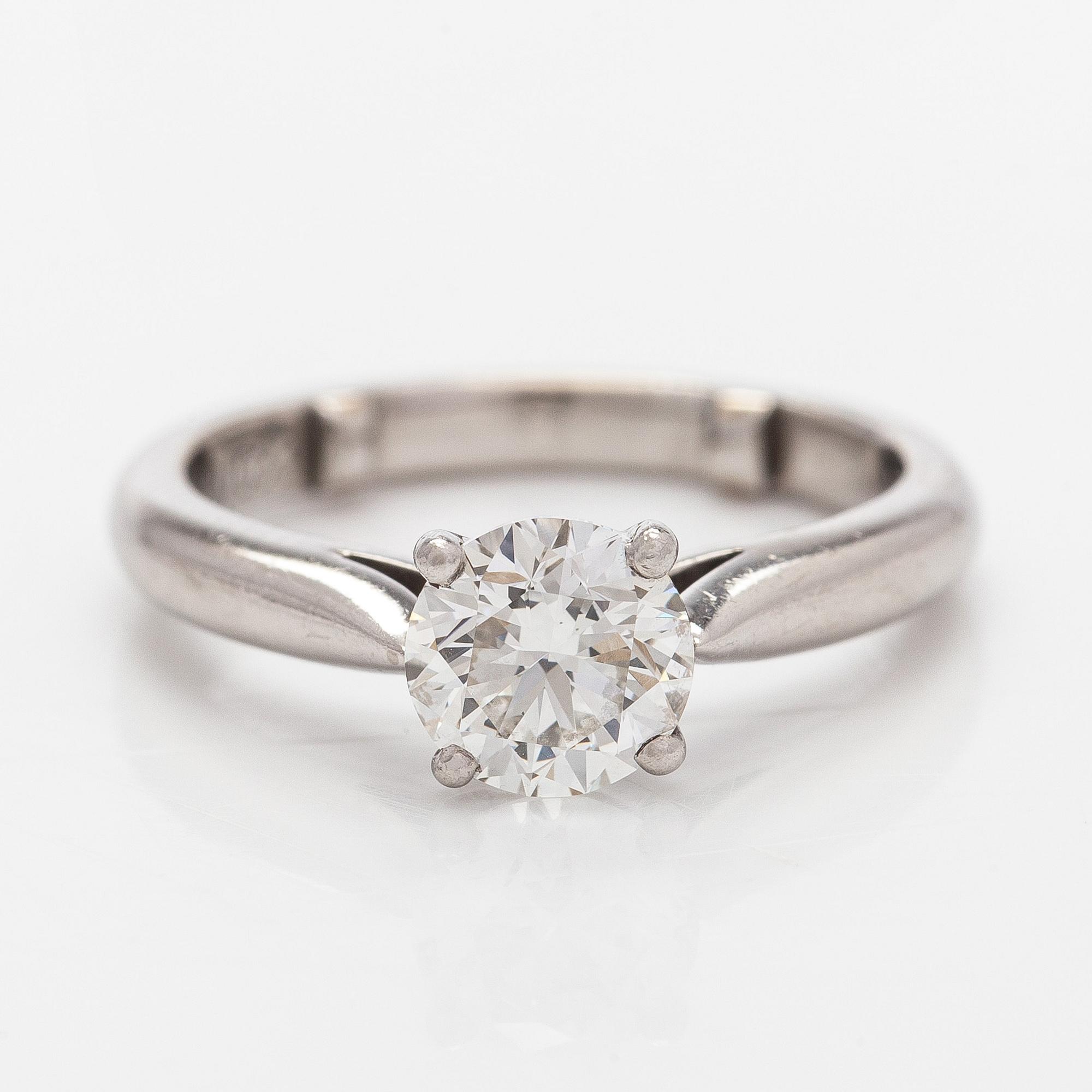 Sormus, briljanttihioitettu timantti 1,01 ct, platinaa.