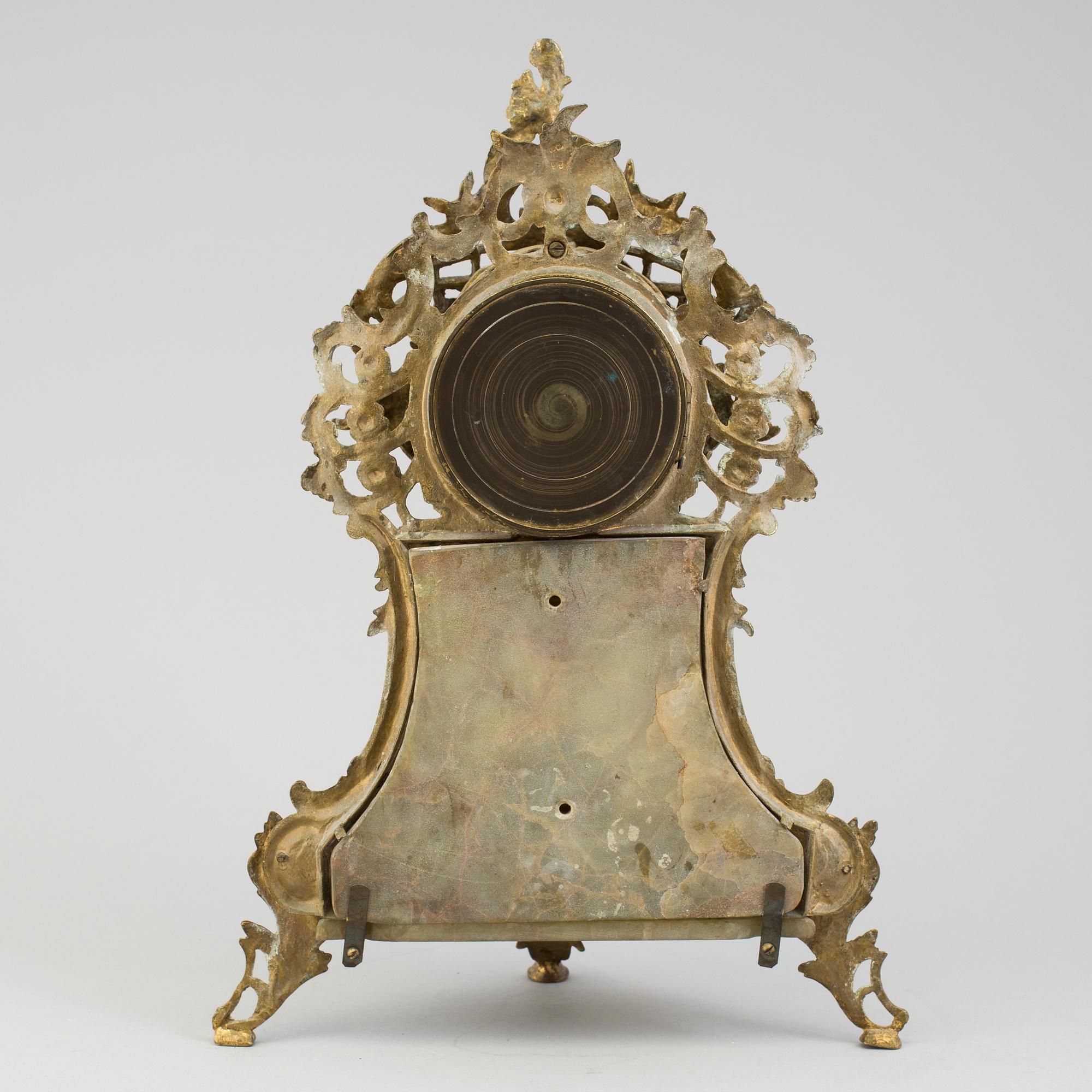A LOUIS XV-STYLE MANTLE CLOCK, early 20th century.