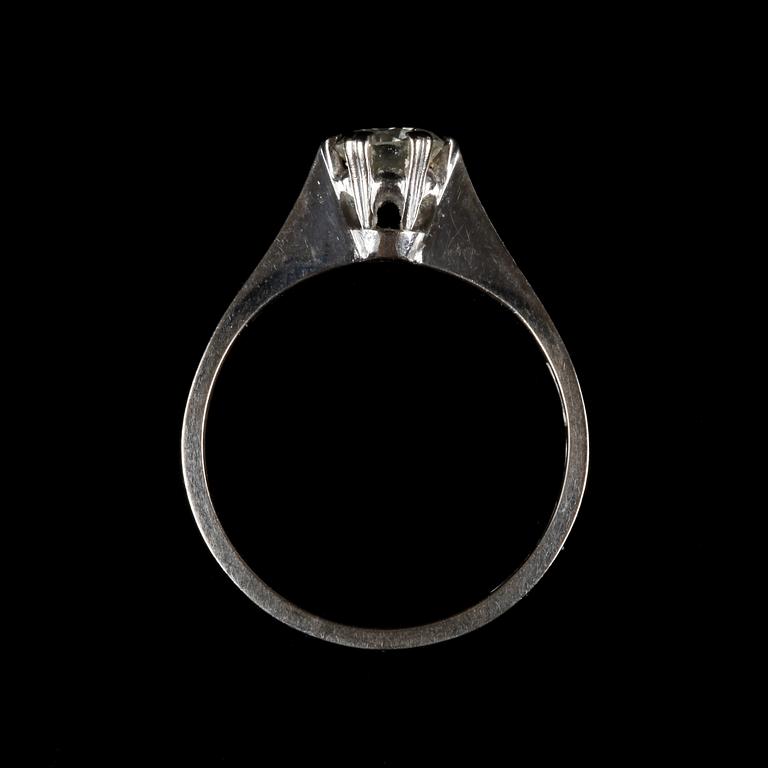 RING, 18k vitguld med briljantslipad diamant, ca 0.50 ct enligt gravyr. 1976. Vikt 3.1 g.