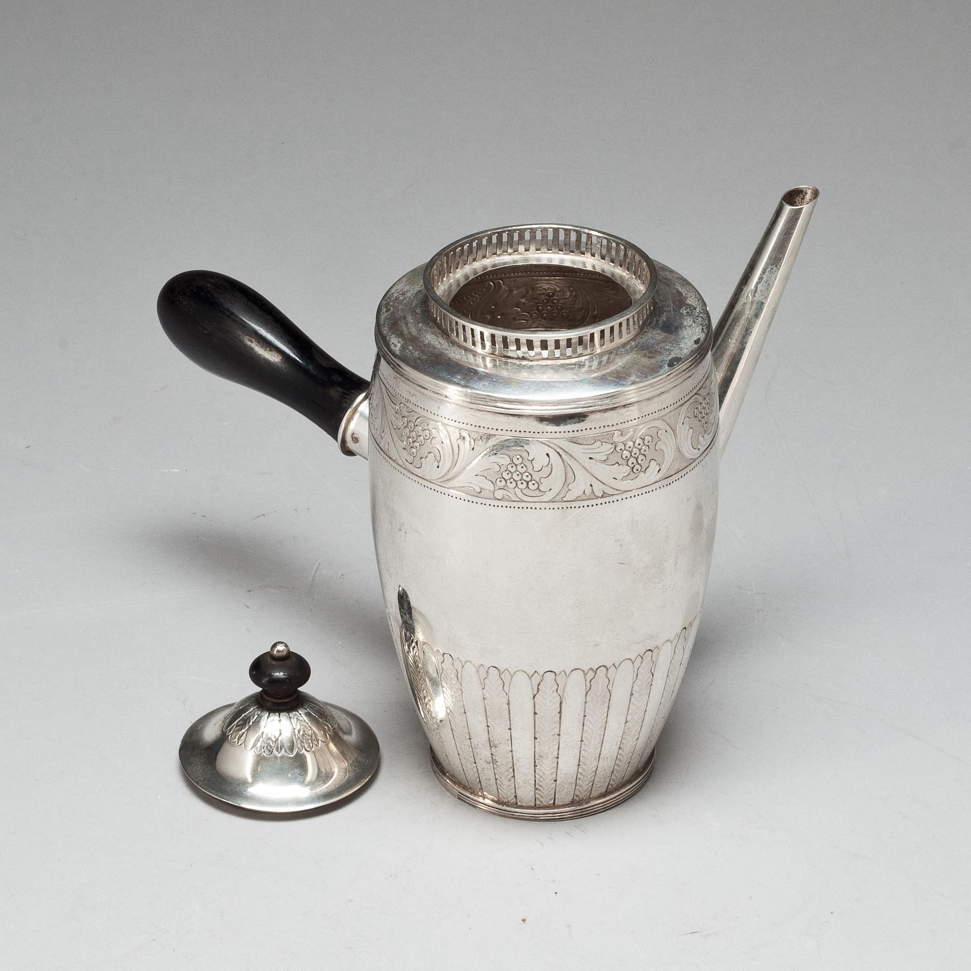 KAFFEKANNA, silver, Köpenhamn, 1903. Total vikt ca 472 g.