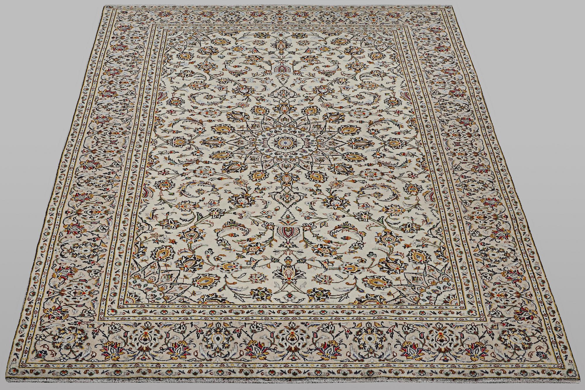 A carpet, Kashan, ca 289 x 188 cm.