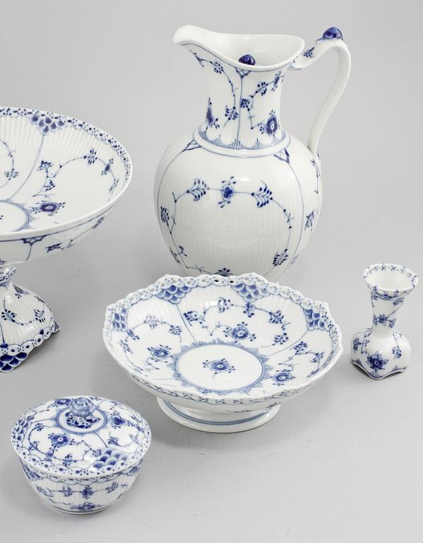 KAFFESERVISDELAR, 35 delar, "Musselmalet", Royal Copenhagen, 1900-talets andra hälft.
