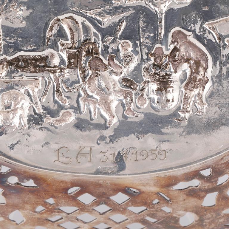 SKÅL, silver, sannolikt Tyskland, omkr år 1900. Vikt ca 485 gram.