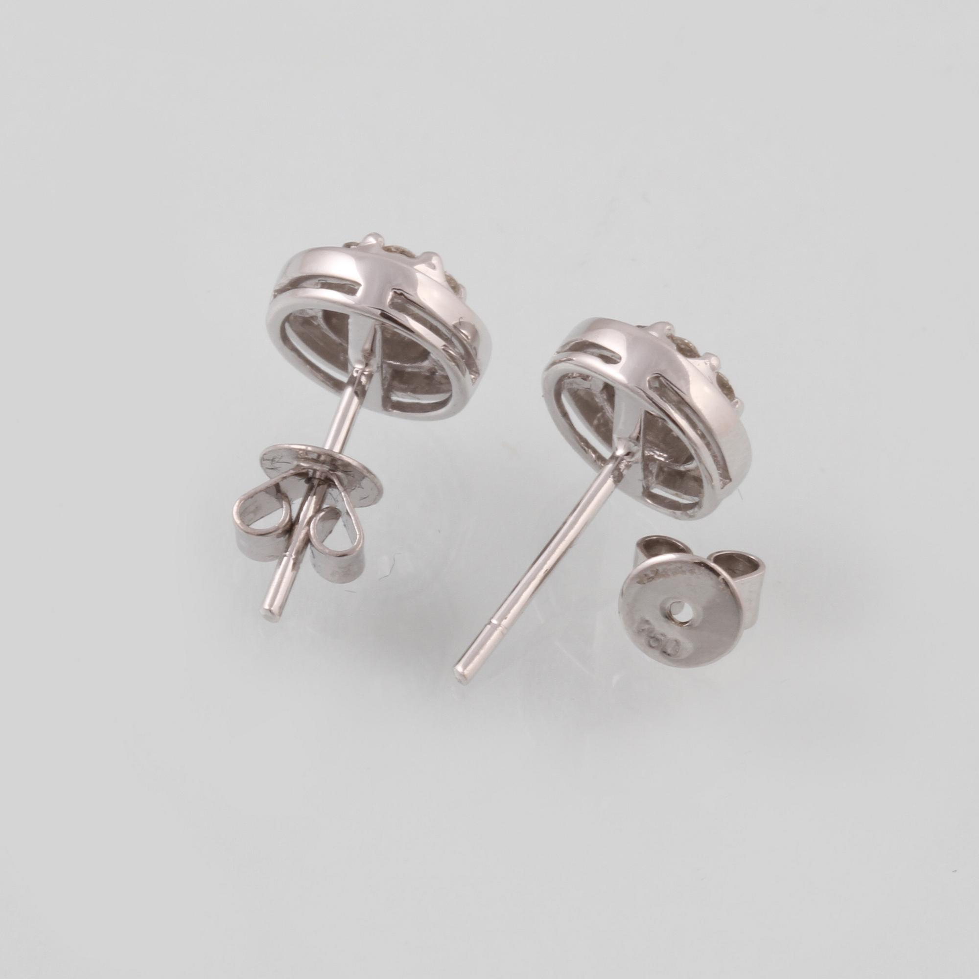 ÖRHÄNGEN, 18K vitguld med briljant och baguetteslipade diamanter ca 0.48 ct. Vikt 2,1 gram.