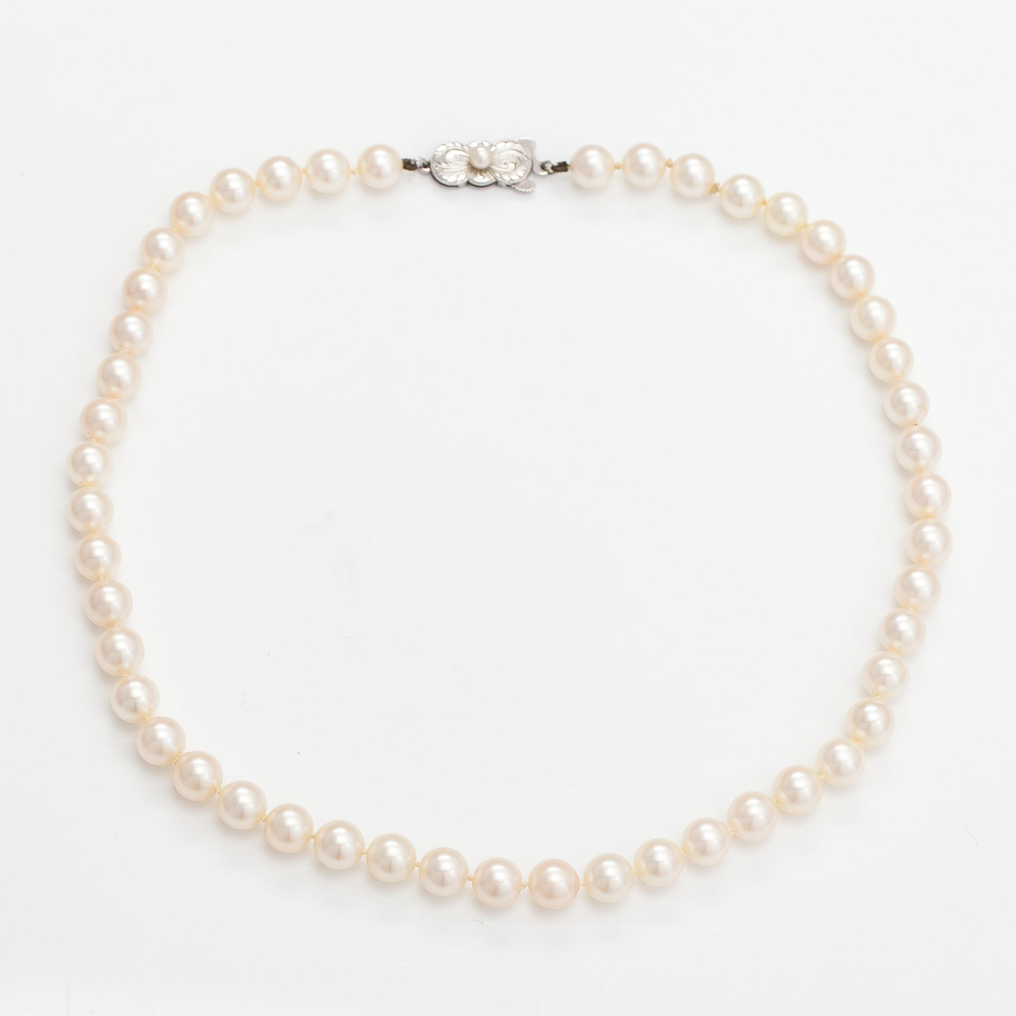 A pealr collier with cultured pearls and a metal clasp.