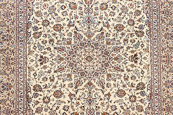 A Kashan carpet, a. 405 x 295 cm.